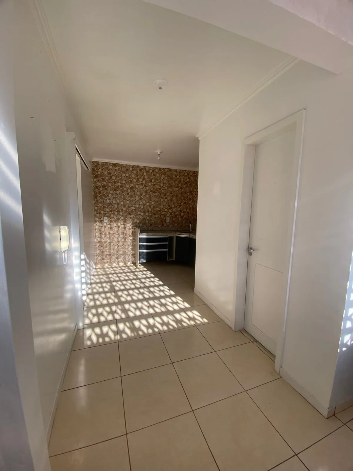 Imagem Apartamento 2 Dormitórios com Garagem Coberta à Venda no Bairro Teresópolis - Amplo, Arejado e de Frente, 67m2