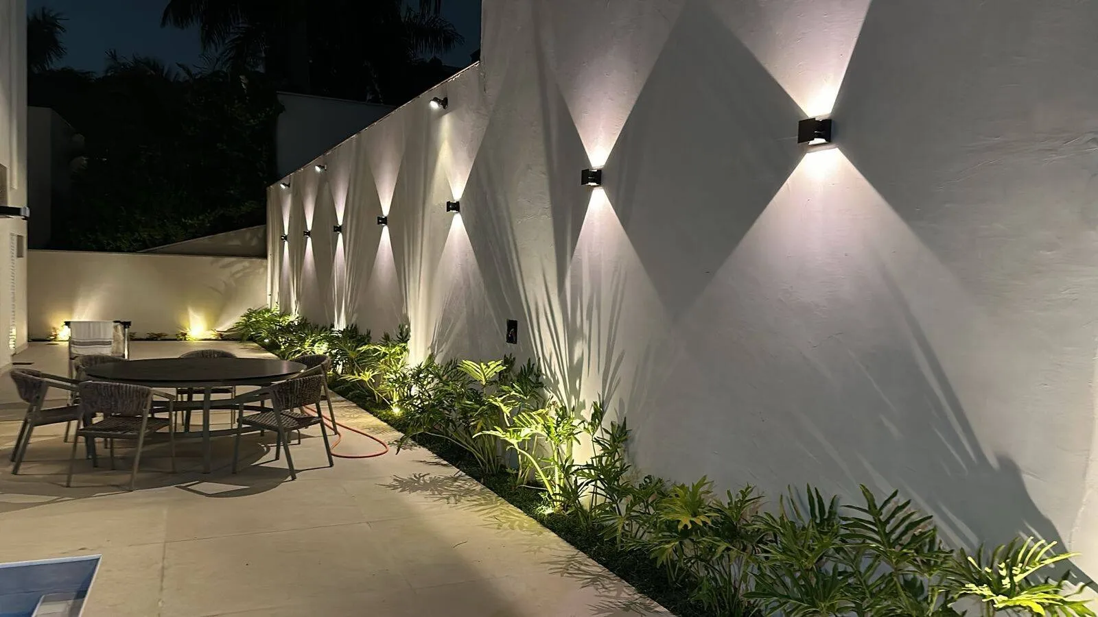 Imagem Luxuosa Casa de Condomínio em Alphaville - 4 Suítes, Lazer Completo e Acabamento Sofisticado