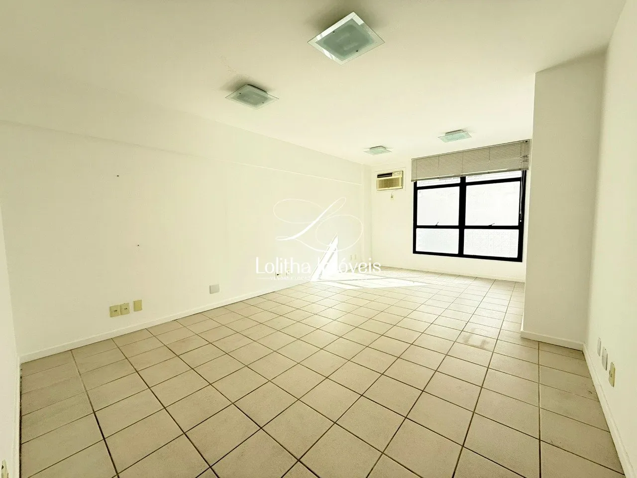 Imagem SALA COMERCIAL NO CENTRO DE FLORIANÓPOLIS/SC PARA VENDA OU LOCAÇÃO