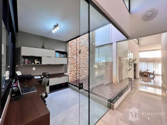 Imagem Casa t?(C)rrea em condomínio moderna com 03 suítes, escritório e cinema.