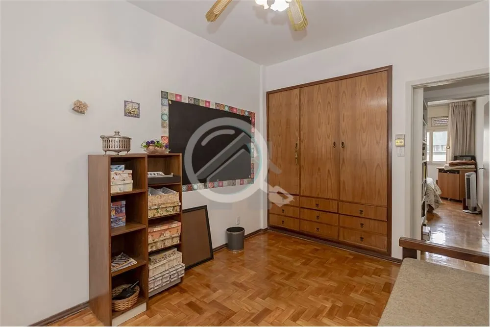 Imagem Apartamento à venda na Rua Sarmento Leite, no coração do Centro Histórico de Porto Alegre, em fr...