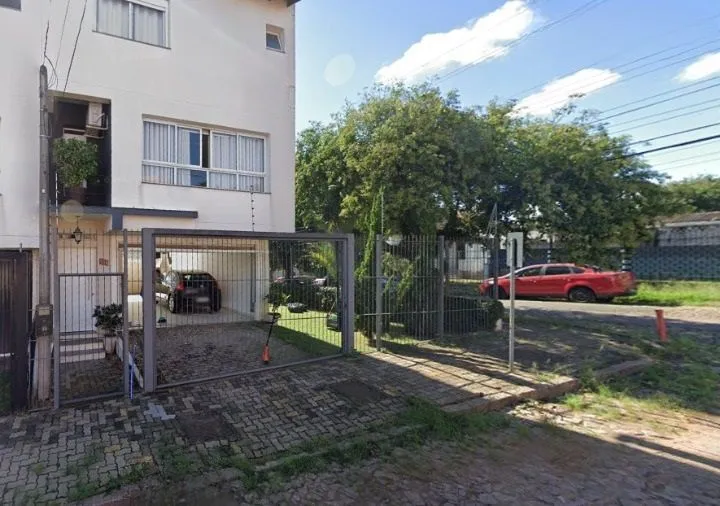 Imagem Sobrado com 3 quartos, 1 suíte, lareira, churrasqueira, 3 vagas cobertas na zona sul.