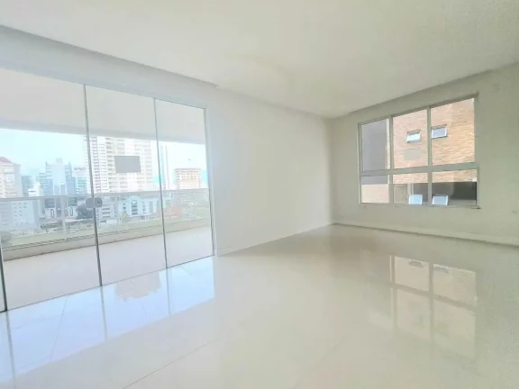 Imagem Apartamento quadra mar com 3 suítes e 3 vagas de garagem - Meia Praia/SC