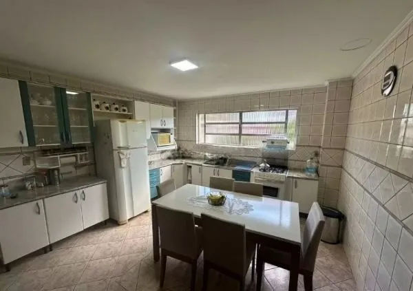 Imagem Ótima casa no bairro Jardim Lindóia, com 4 quartos, pátio amplo e área com churrasqueira