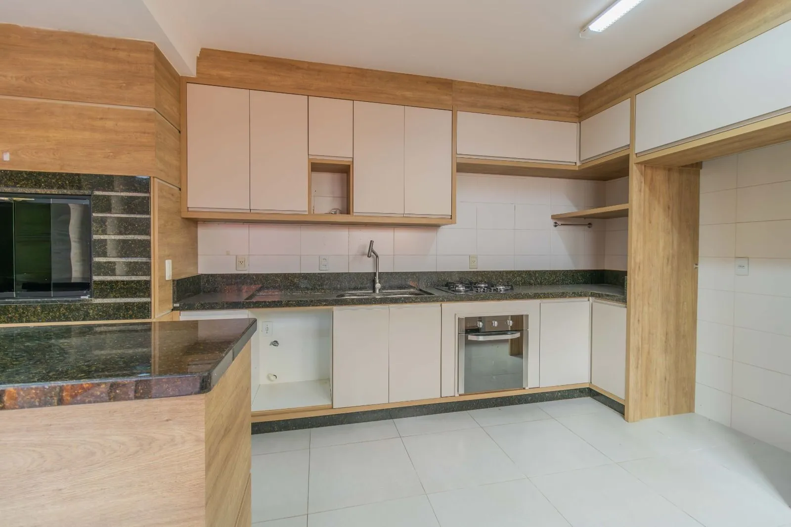 Imagem Casa Condominio para Venda - 286.89m², 4 dormitórios, sendo 2 suites, 2 vagas - Cristal