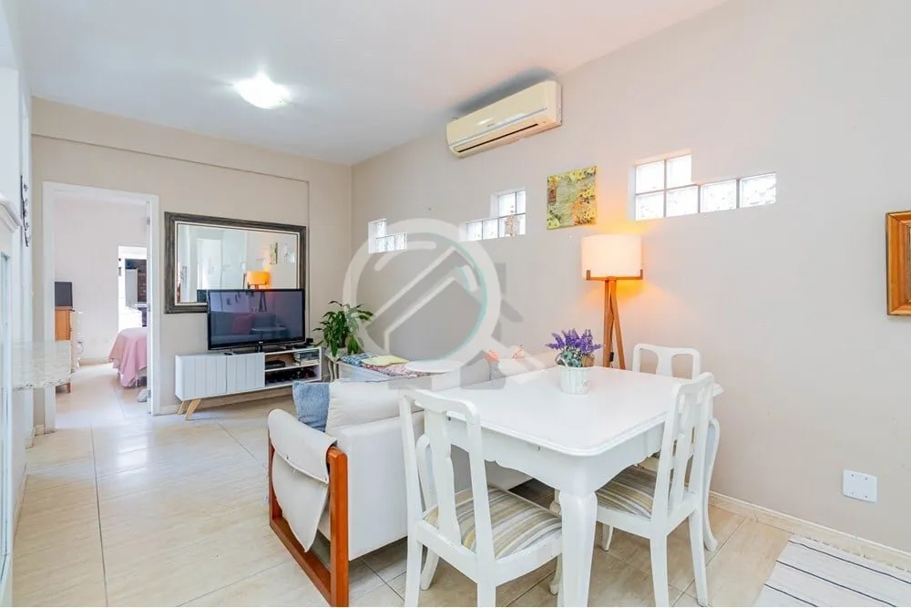 Imagem Encante-se com esta casa excepcionalmente bem localizada no coração do bairro Petrópolis! Com uma...