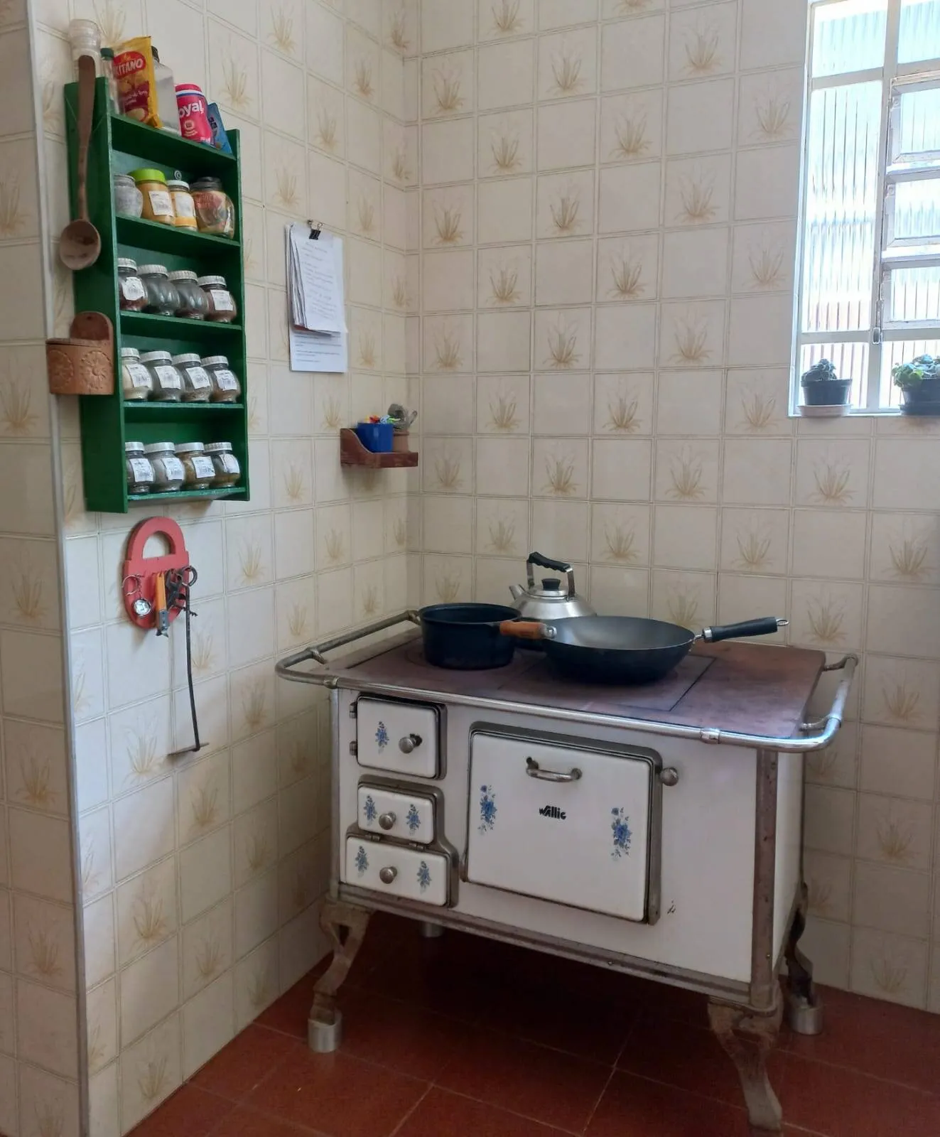 Imagem Chácara Com Casa Principal, Edícula e Galpão Industrial no mesmo Terreno.