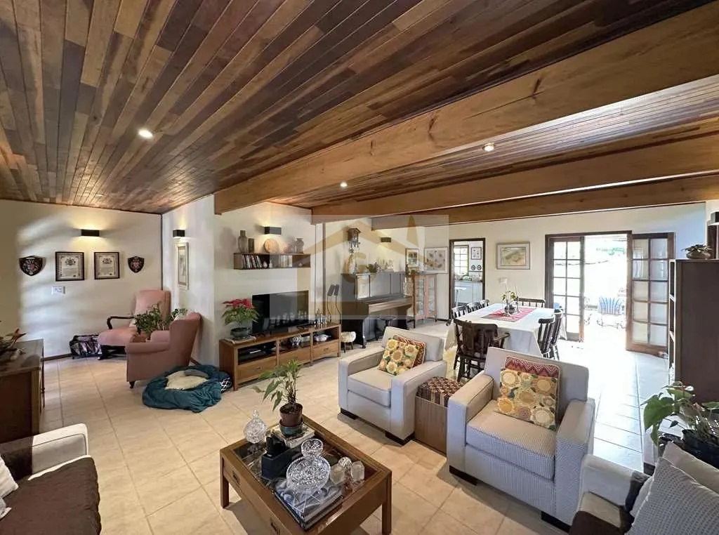 Imagem Rústica, avarandada, Mista alvenaria e madeira de lei, 3 dorms/1ste, gourmet, lareira!