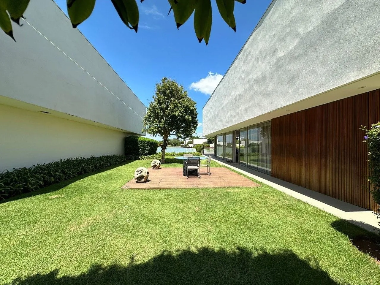 Imagem Venha conhecer essa incrível casa com 4 quartos, 4 suítes e 347,00 m2 de área construída.