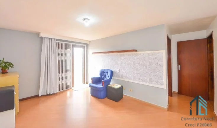 Imagem Casa com edícula a venda, 04 quartos sendo 02 suítes, no Bairro Guabirotuba em Curitiba PR
