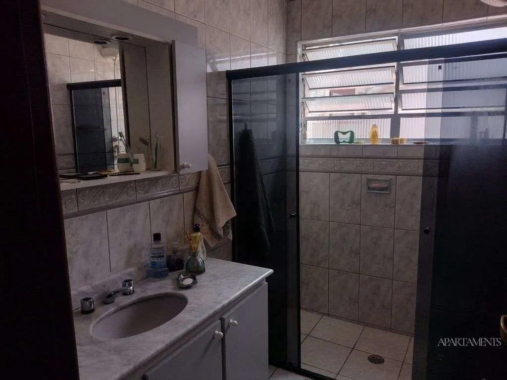 Imagem Casa com 250m2 com 2 vagas , edícula , quintal enorme e lavanderia
