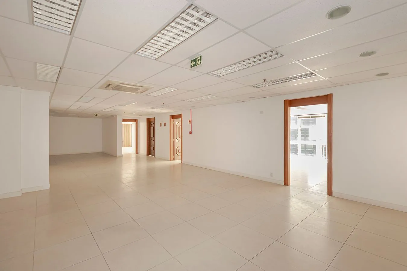Imagem Conjunto Comercial, meio andar inteiro com várias salas e salão!