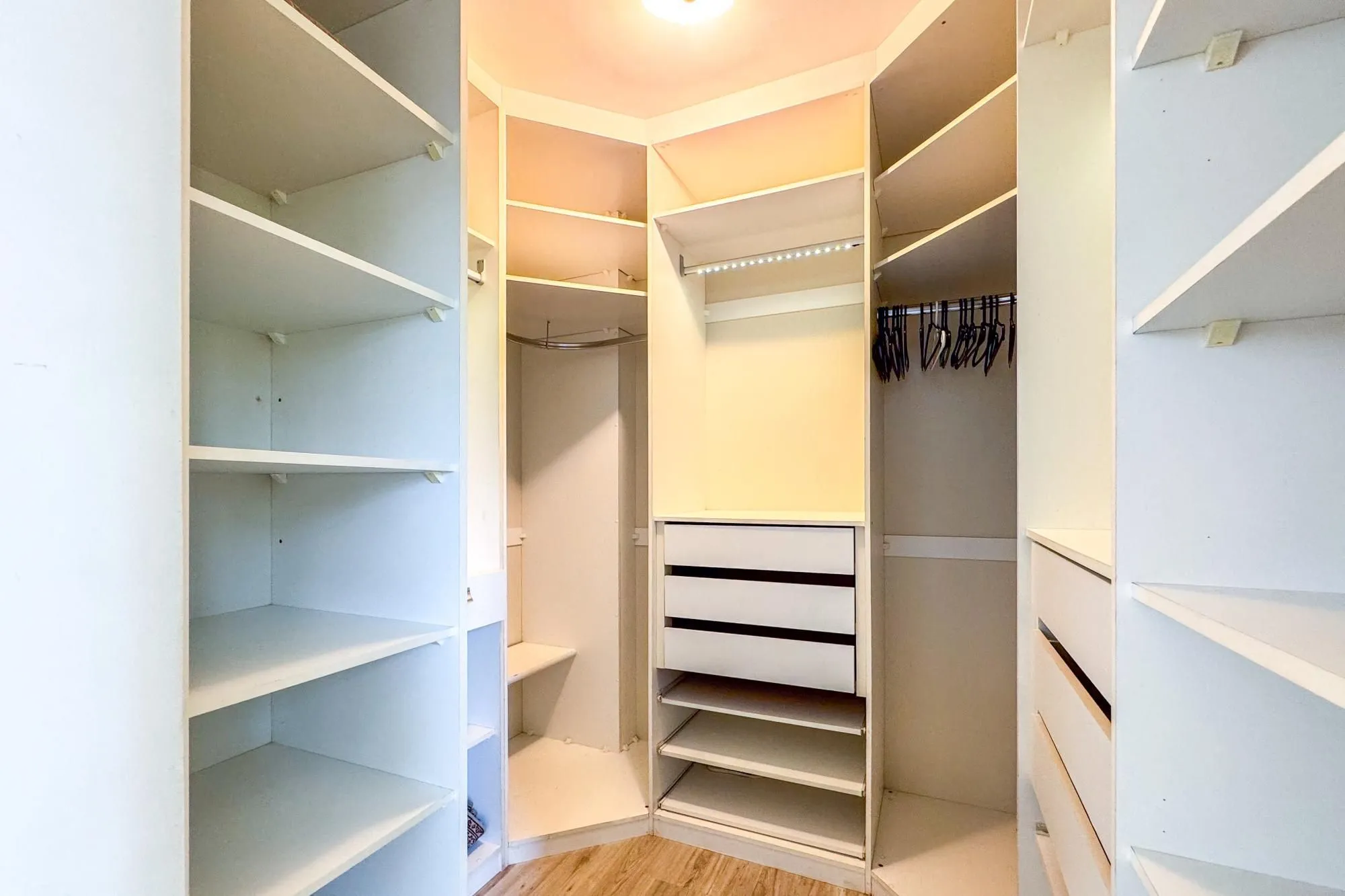 Imagem Casa em condomínio Alto Padrão Vila Assunção 03 suítes e 04 Garagens cobertas