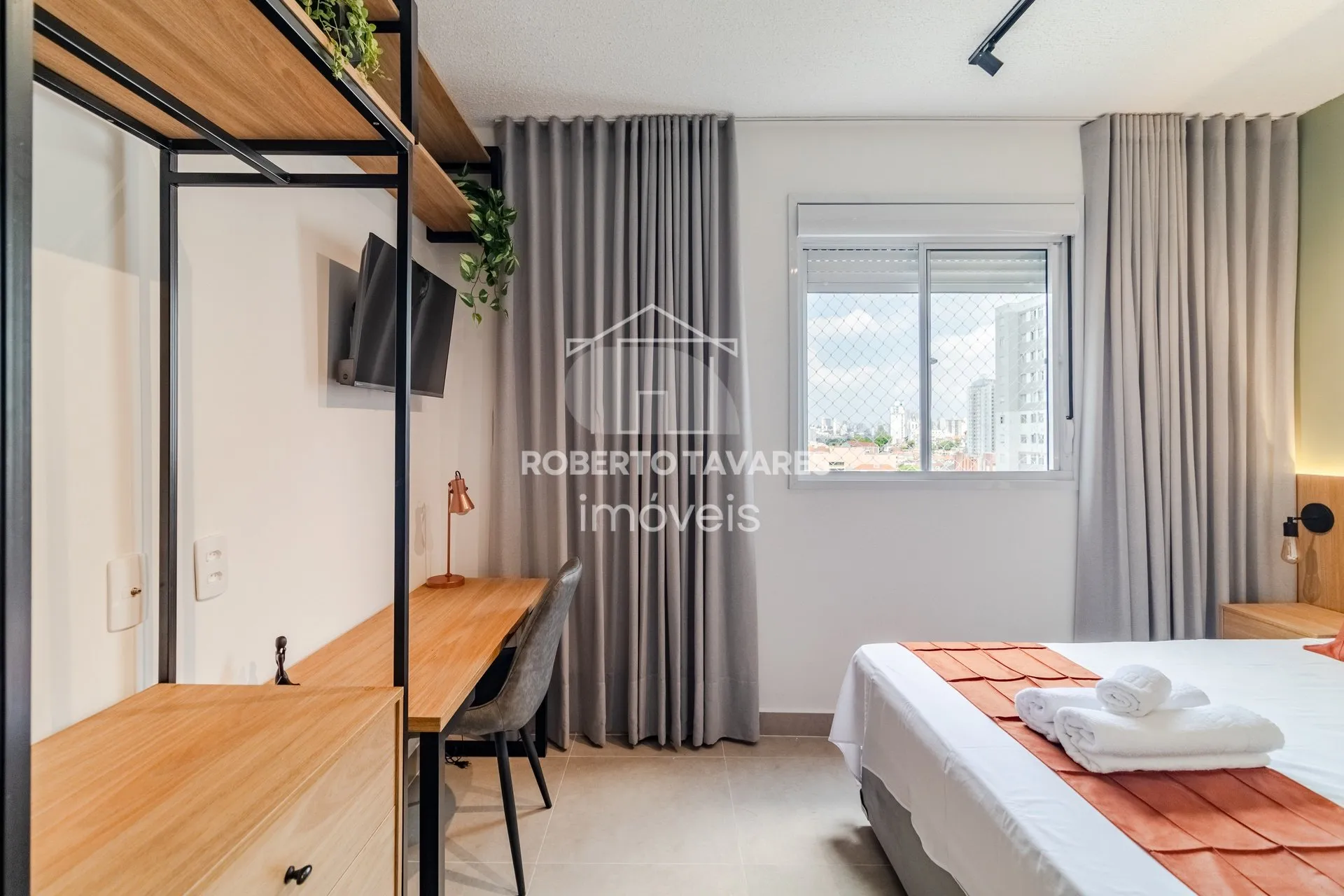 Imagem Apartamento totalmente mobiliado. VENDA DE PORTEIRA FECHADA - O imóvel conta com 2 quartos, sendo 1 suíte, além de uma vaga de garagem.