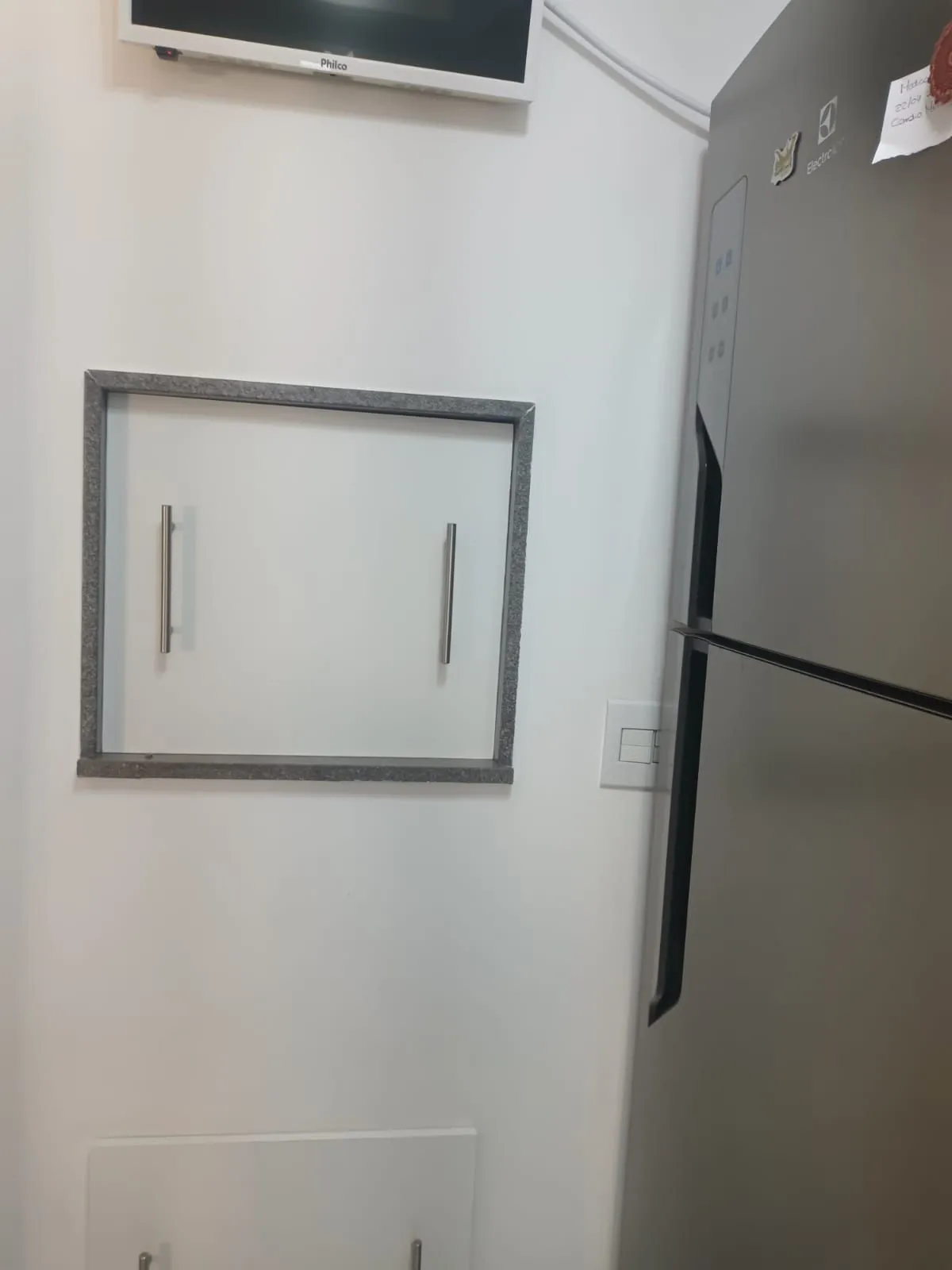 Imagem Apartamento de 3 dormitórios com living estendido, semi mobiliado, suíte e churrasqueira.