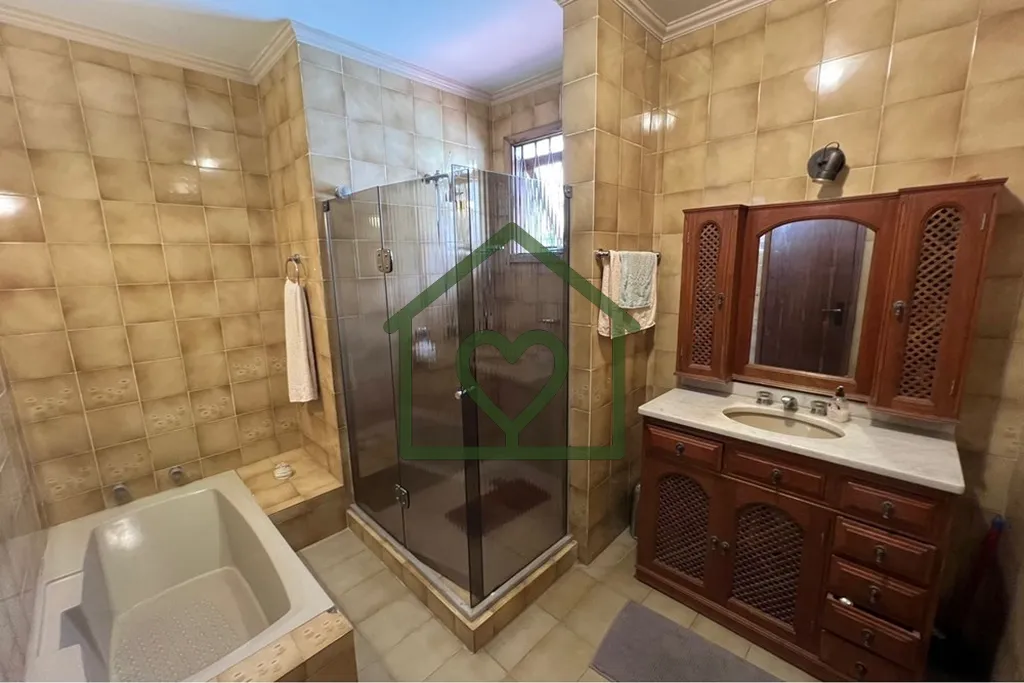 Imagem Descubra o seu novo lar em Porto Alegre, no cobiçado bairro Santana. Esta encantadora casa encontra...