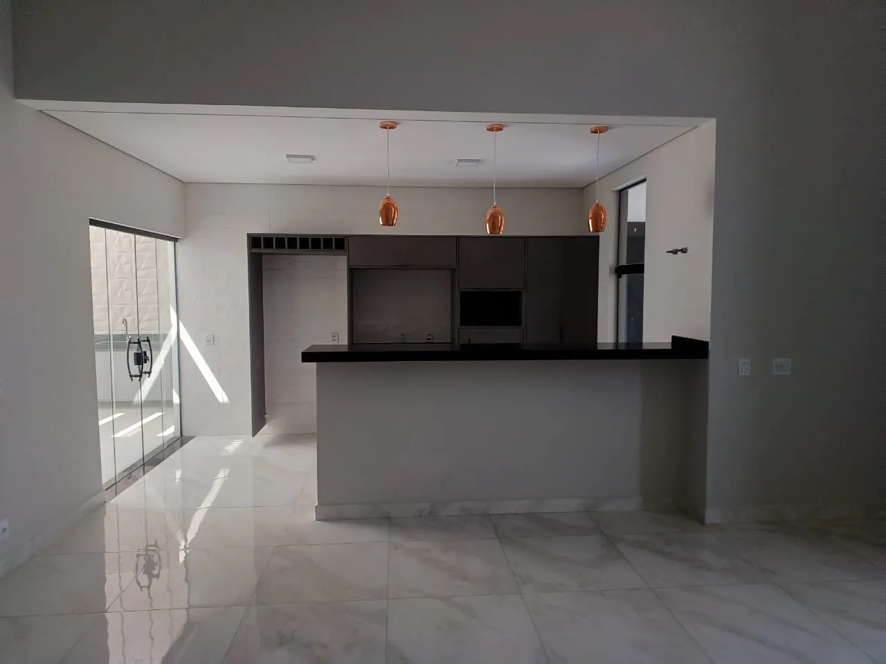 Imagem Casa de Luxo em Condomínio na Aparecidinha, Sorocaba-SP: 3 Quartos, 3 Suítes, 4 Vagas - 181m² - Venda ou Locação