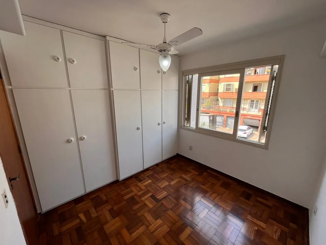 Imagem Apartamento de dois quartos e uma vaga de garagem no bairro Petrópolis em POA/RS