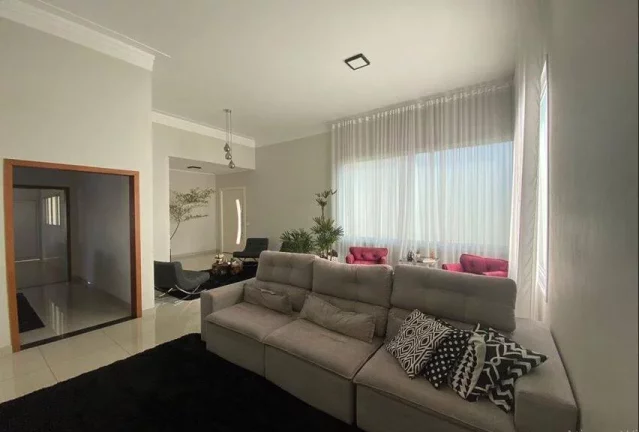 Imagem Casa Térrea de 3 Dormitórios e Piscina - 430m² por R$ 8.500 no Vale do Lago
