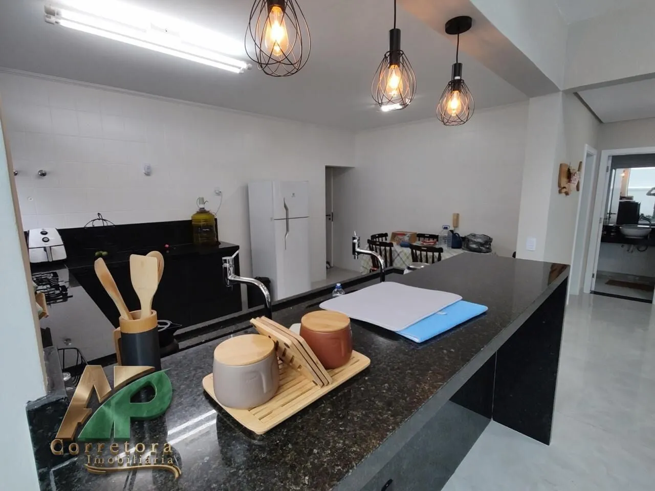 Imagem Mansão de Luxo à Venda no Condomínio Jardim Pernambuco II - Praia do Pernambuco, Guarujá | 4 Suítes, Piscina e Alto Padrão