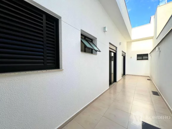 Imagem Casa t?(C)rrea em condomínio com piscina, vista permanente e 03 suítes.
