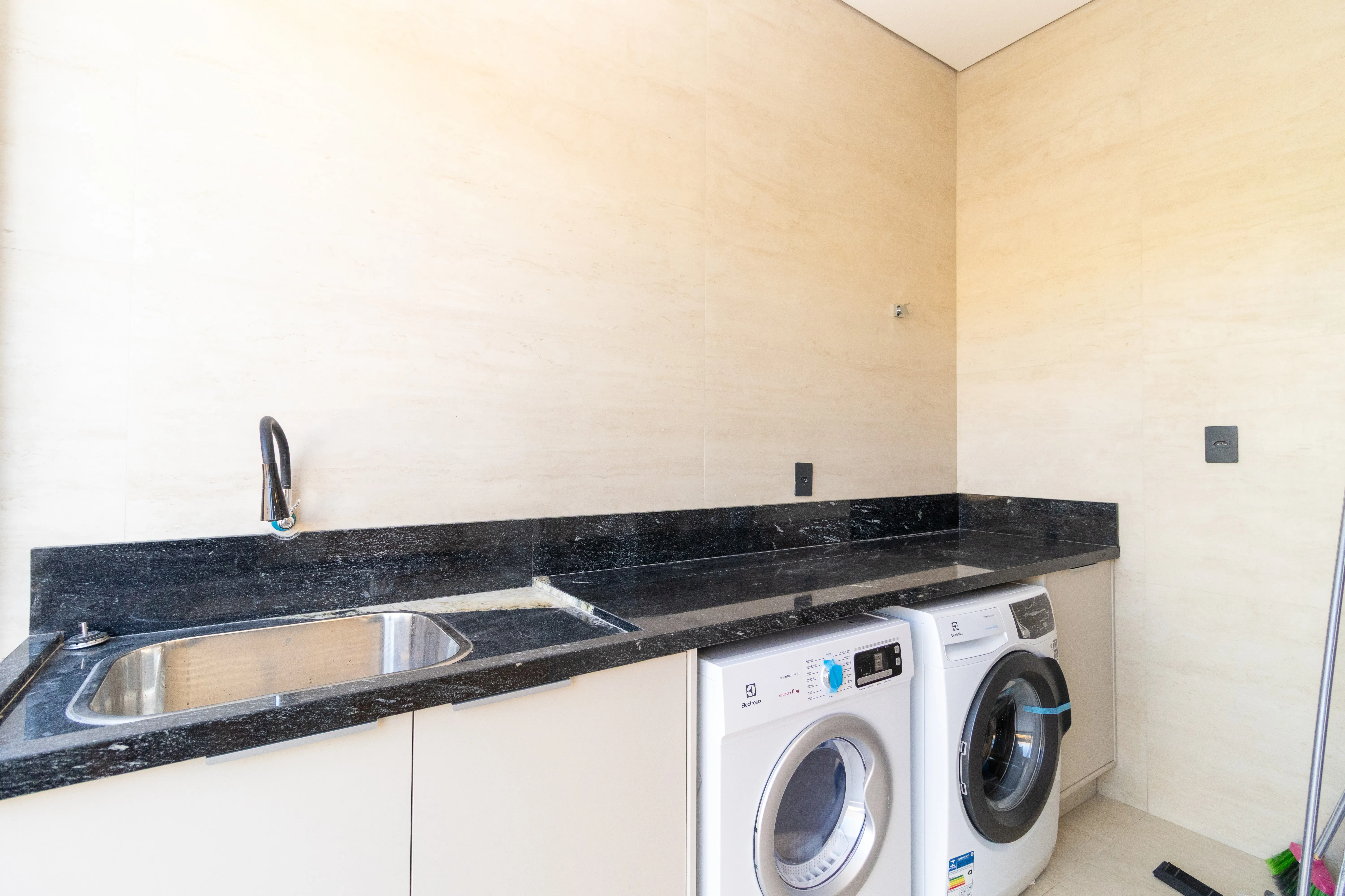 Imagem Condomínio Portofino | Reserva Ituparanga | 6 suítes | 720 m² | Piscina | Elevador | Sauna | Vista para a represa e campo de golfe.