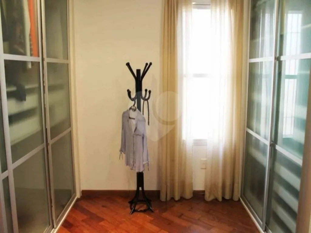 Imagem Sobrado de Luxo no Campo Belo: 3 Quartos, 3 Suítes, 6 Banheiros, 10 Vagas de Garagem e 682m² - São Paulo-SP