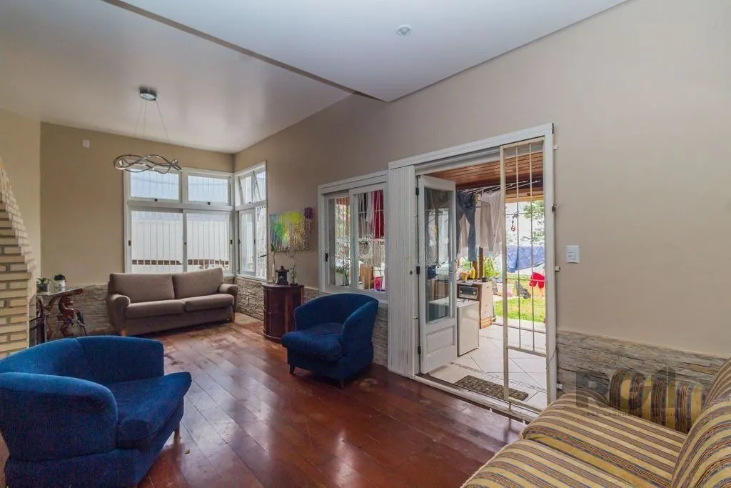 Imagem Casa com 3 dormitórios no bairro Nonoai