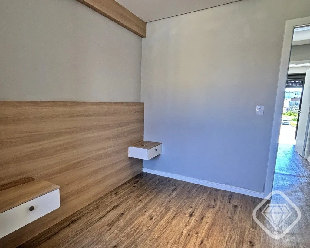 Imagem Casa nova, mobiliada e pronta para morar, em frente a uma linda praça na Zona Sul.

Ao entrar, o li...