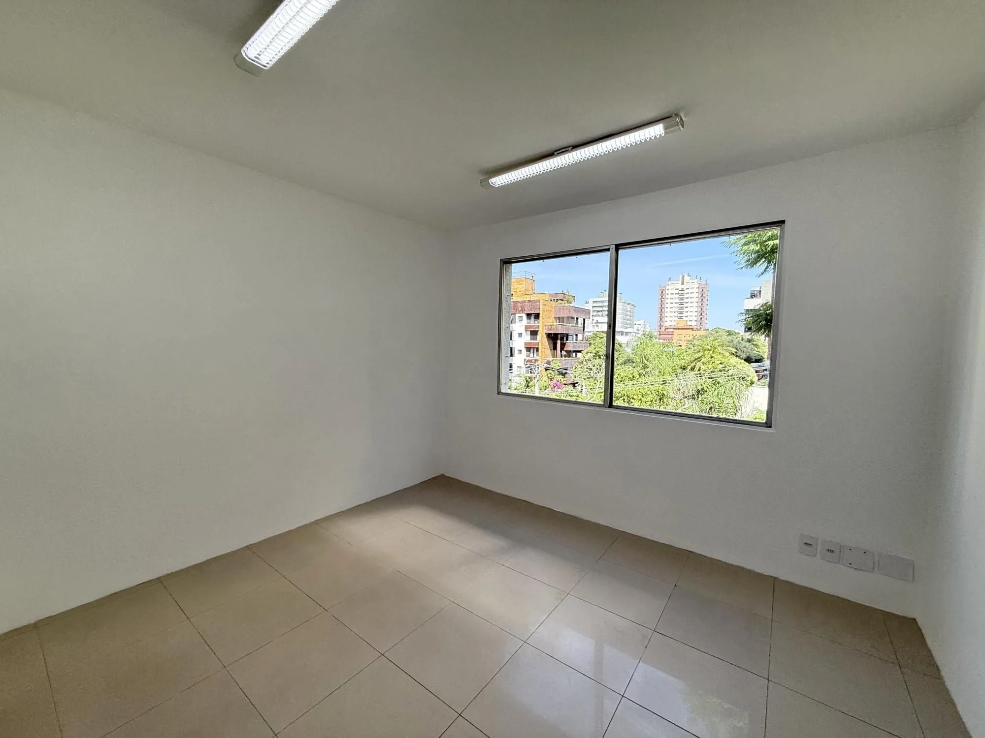 Imagem MÁFFER IMÓVEIS ALUGA - CASA COMERCIAL OU RESIDENCIAL NA AUXILIADORA Rua Marcelo Gama - Bairro Auxiliadora | Porto Alegre/RS
