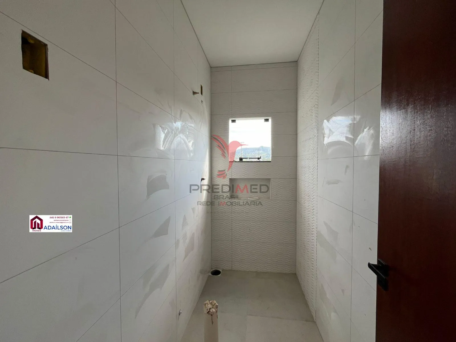 Imagem CASA COM UM SUÍTE TERRENO DE ESQUINA - AMPLO ESPAÇO MUITO BEM LOCALIZADA