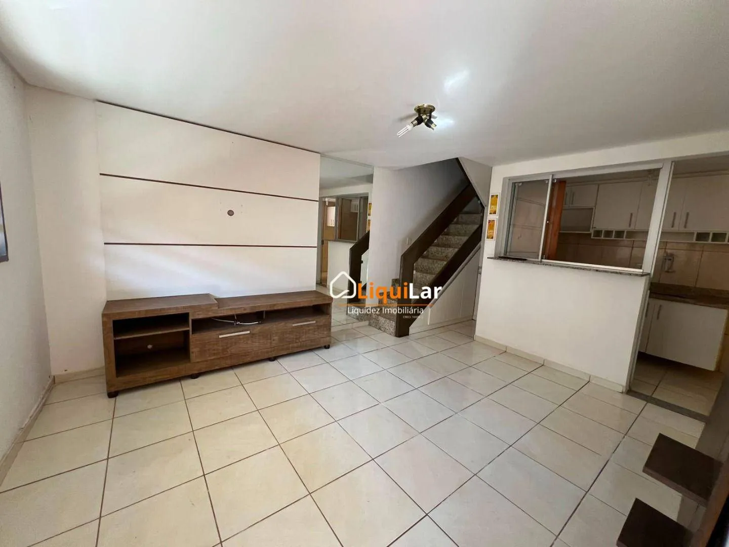 Imagem Sobrado à Venda no Condomínio Residencial Polonês 1 com 3 Quartos, 2 Suítes e Localização Privilegiada.