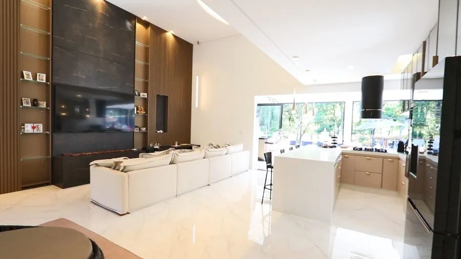Imagem Casa Alto Padrão com 5 Suítes, em Condomínio Fechado.