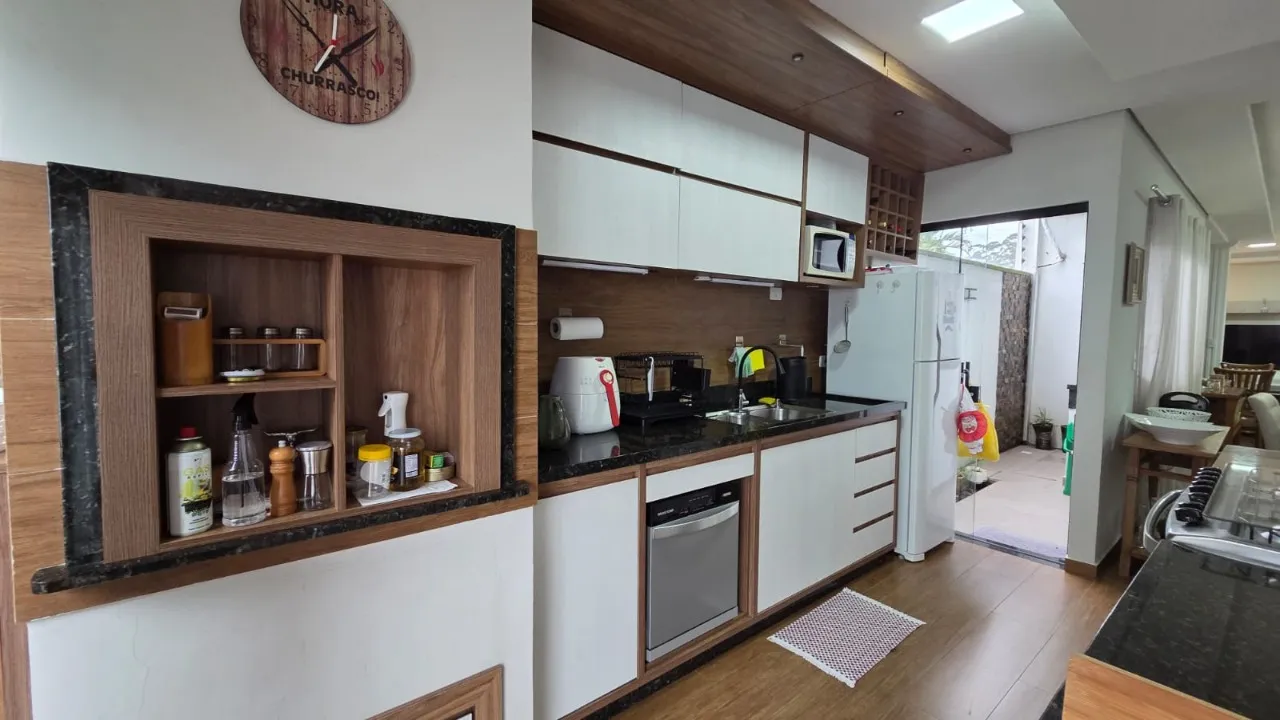Imagem Casa com 3 suítes, 200 m², PISCINA AQUECIDA, mobiliada, com ar-condicionado e energia solar.

Cara...