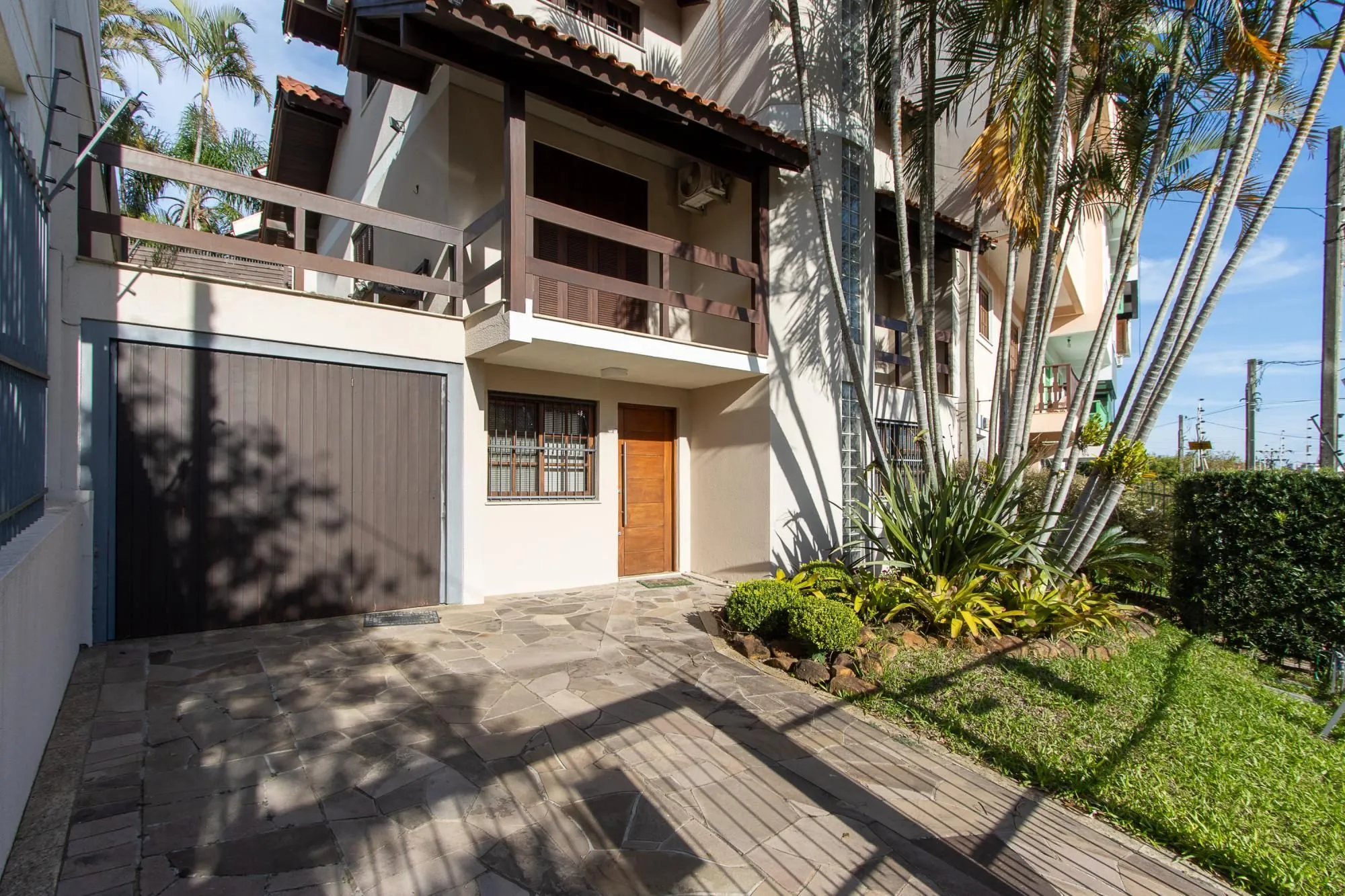 Imagem Excelente casa de 3 dormitórios, 1 suíte, pátio, piscina e vaga para 2 carros cobertas.
