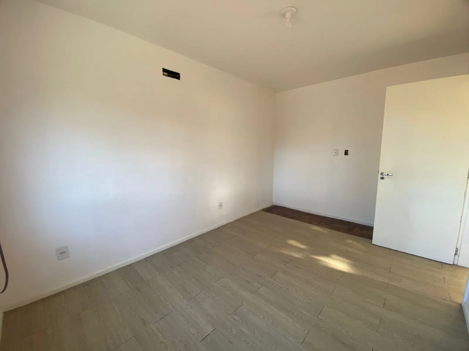 Imagem Apartamento 2 Dormitórios com Garagem Coberta à Venda no Bairro Teresópolis - Amplo, Arejado e de Frente, 67m2
