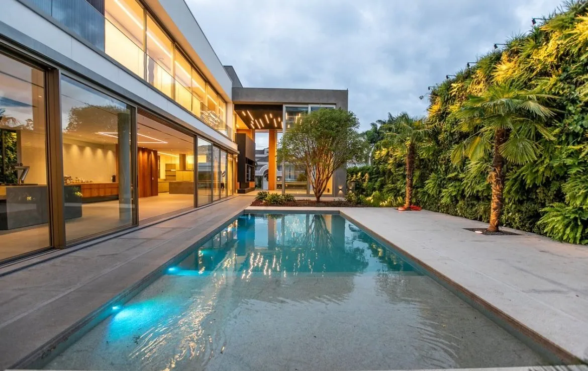 Imagem Venha conhecer essa incrível mansão de alto padrão, com 05 suítes amplas e luxuosas, todas com closets para um maior conforto e praticidade.