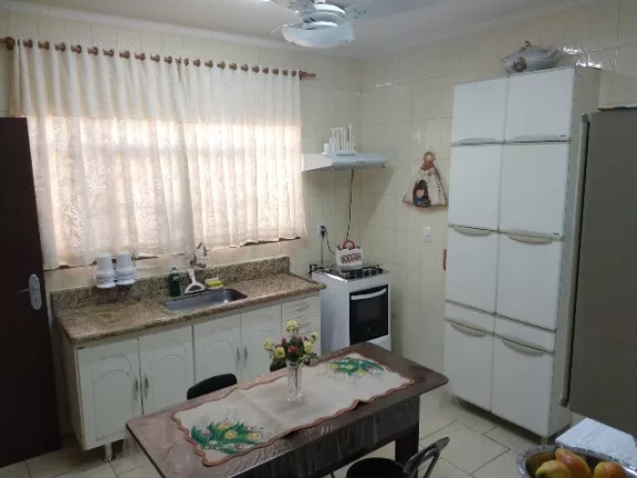 Imagem Casa em área nobre, 3 dormitórios com 1 suíte.