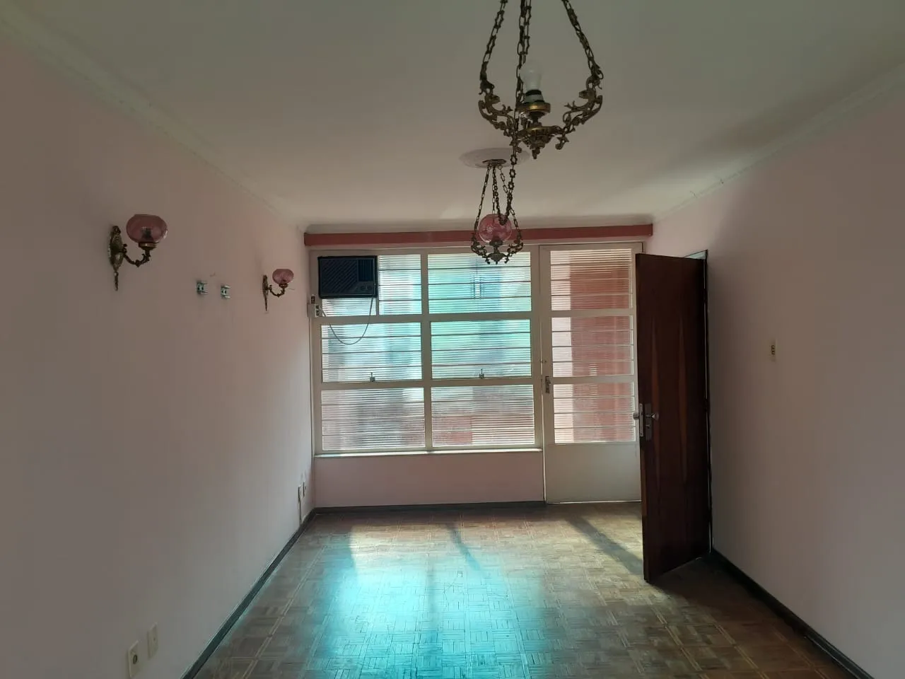 Imagem Casa comercial de luxo para locação na Vila Augusta, Sorocaba-SP: 6 quartos, 4 suítes, 2 salas, 5 banheiros, 2 vagas de garagem.