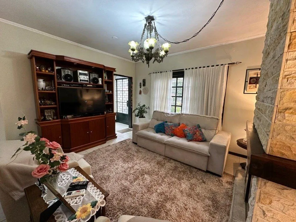 Imagem Vende-se ampla casa 3 quartos com hidro, 2 vagas, living com ladeira e salão de festas com churrasqueira - 260m² - Medianeira
