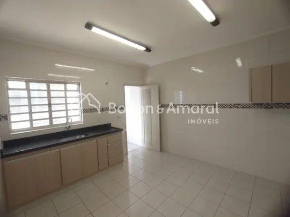 Imagem Excelente casa arejada, com uma espaçosa sala de TV integrada à sala de jantar, cozinha com armár...