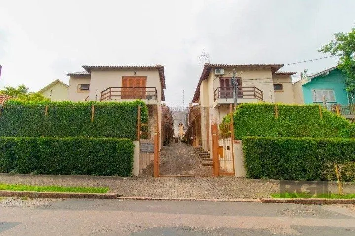 Imagem Casa em condomínio na zona sul, 3 quartos, suíte, lareira, churrasqueira, 2 vagas de garagem coberta.