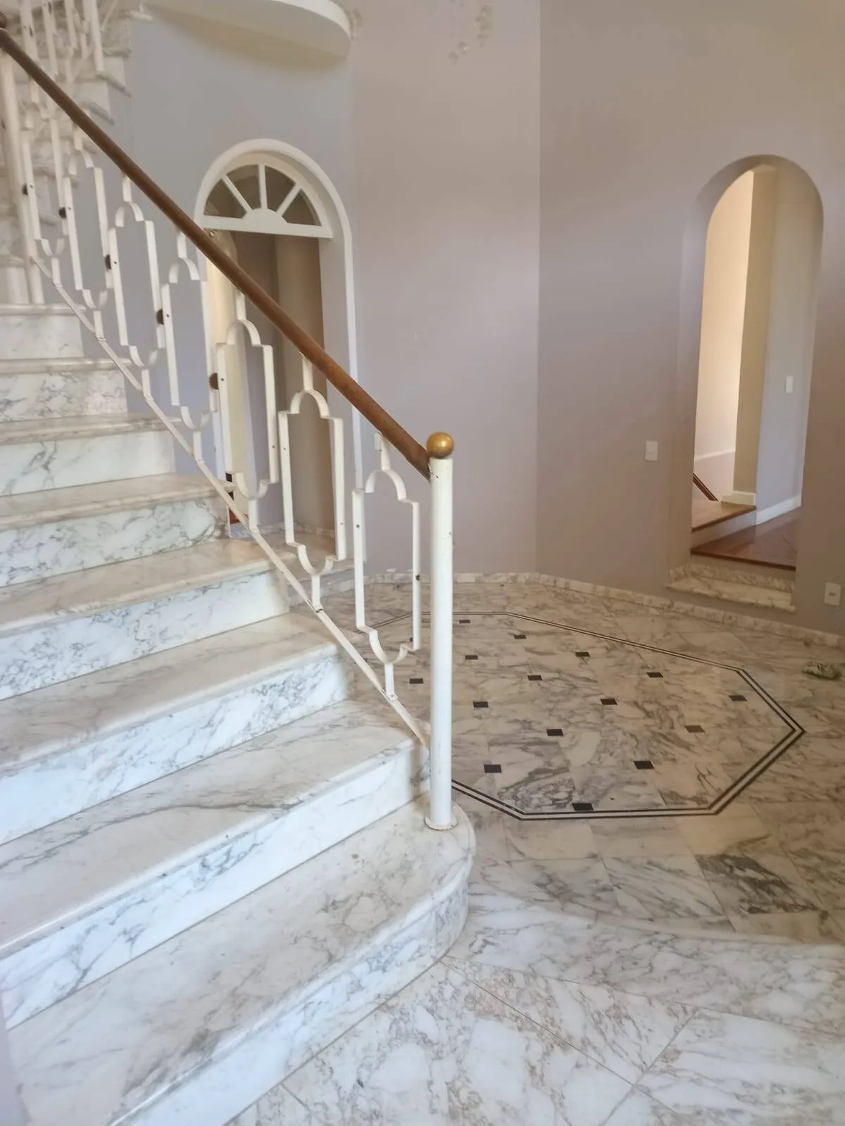 Imagem Casa dos Sonhos à Venda no Tamboré 1: Conforto, Lazer e Privacidade