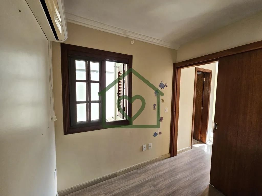 Imagem Casa em condomínio reformada e semimobiliada, com vaga para até 04 carros.

Térreo com living de ...