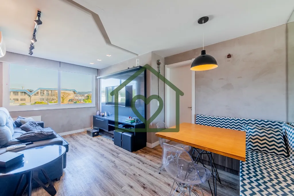 Apartamento à venda no bairro Azenha, totalmente mobiliado, com 56 m2 de área privativa em andar i...