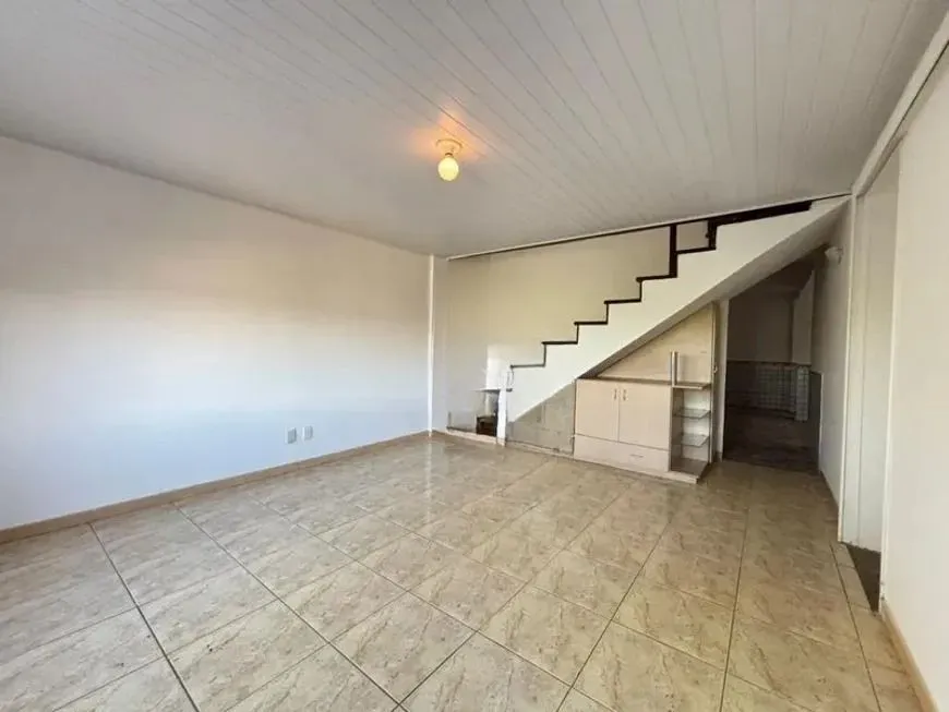 Imagem Casa para venda no bairro Medianeira | 3 dormitórios | Pátio amplo | Espaço gourmet | 298m² | Porto Alegre