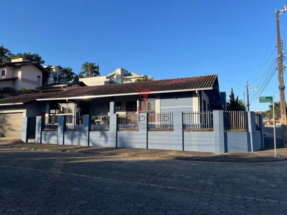 Casa mobiliada com 2 Suites,localizada no Bairro Jaragua Esquerdo em Rua Horácio Pradi
