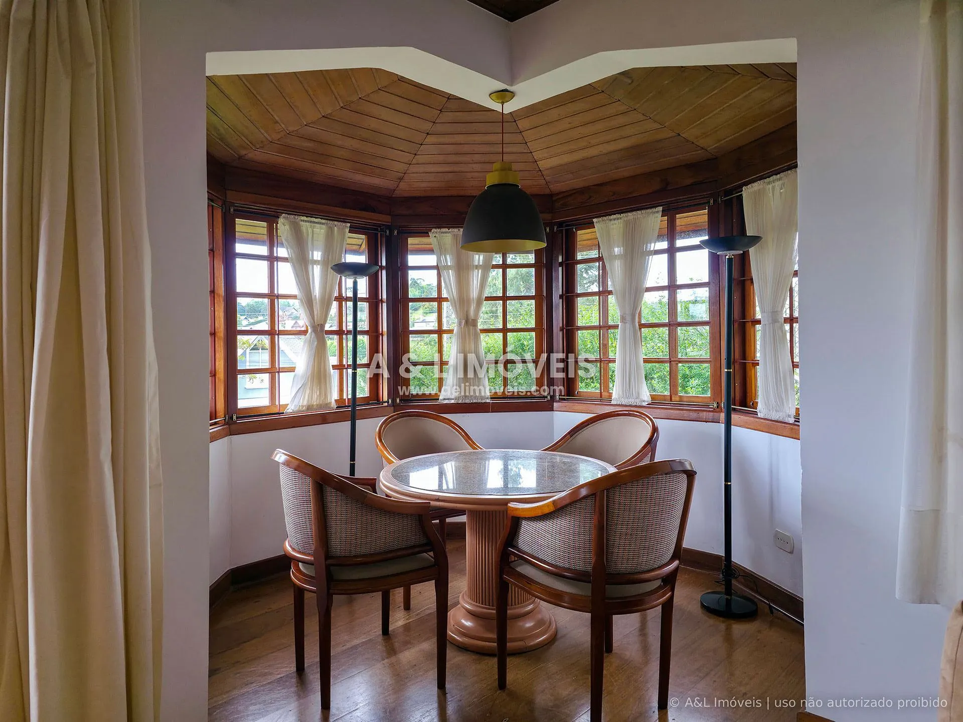 Imagem Casa com lareira, calefação e jardim no Alto do Capivari