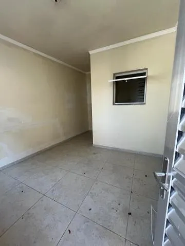 Imagem VENDA DE SOBRADO NO JORDANÓPOLIS, EM ARUJÁ/SP, 150m² com 2 suítes, sala de estar, quintal, edícula com banheiro e garagem para 2 autos. CONSULTE-NOS.