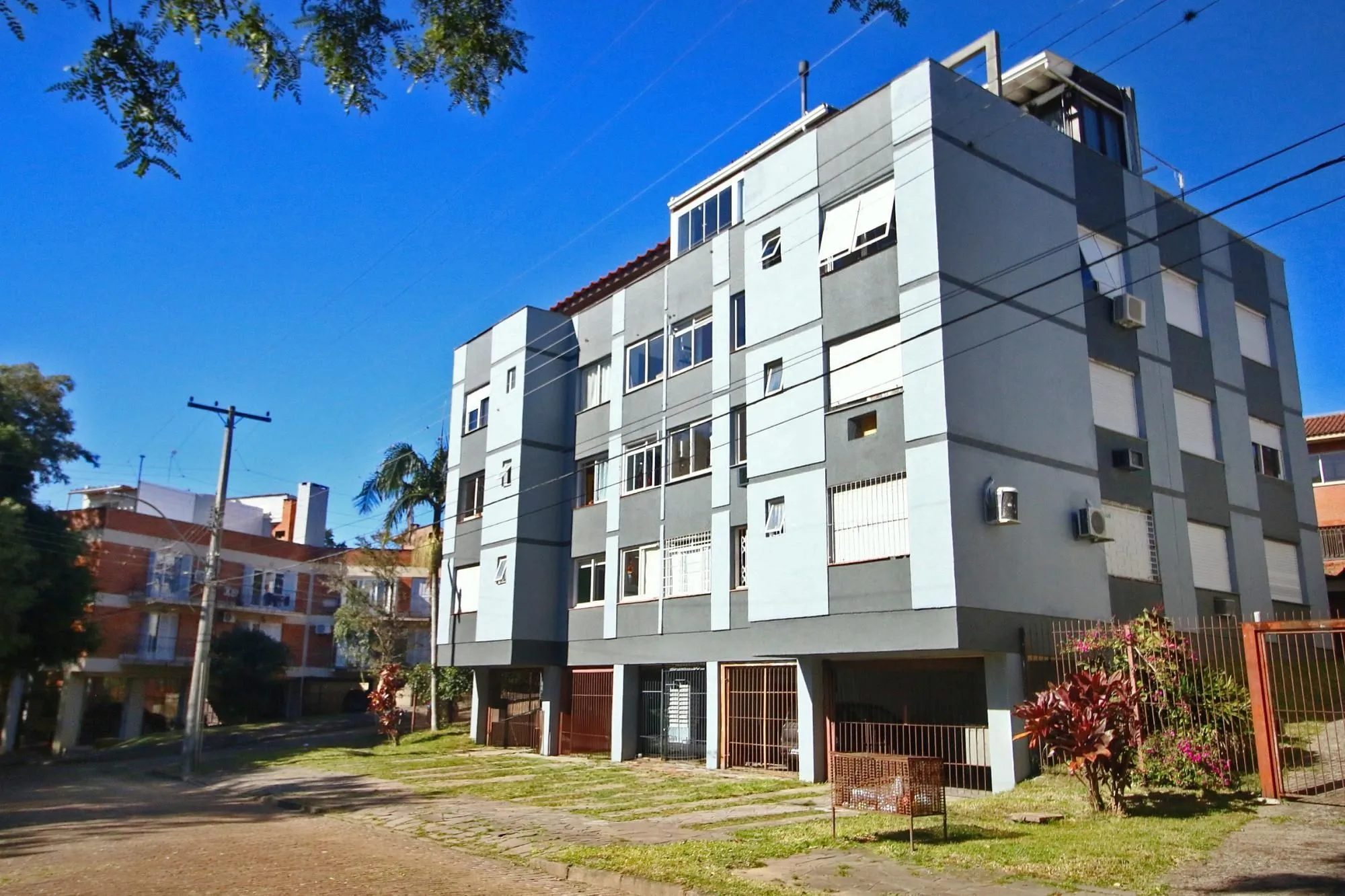 Imagem Apartamento Semi Mobiliado com Vista para Praça na Medianeira - 2 Dormitórios e Excelente Localização!